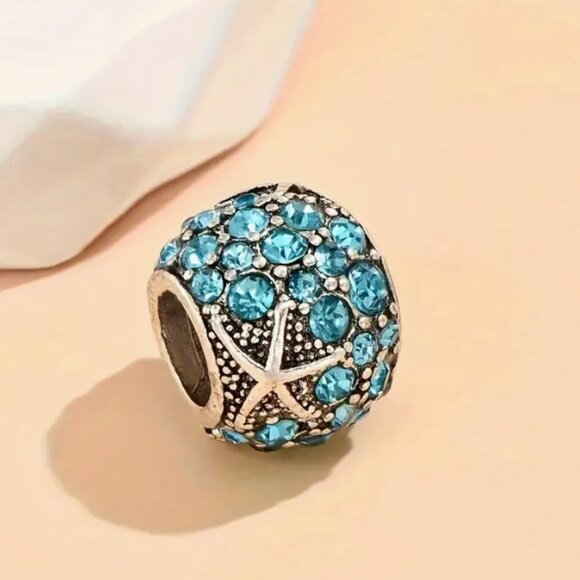 Sparkly Blue Rhinestone Starfish Themed Women's Fashion Bracelet Charm Pendant - Picture 5 of 5